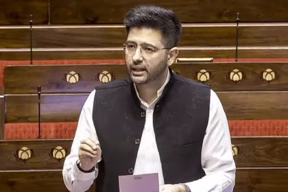 “तुम डर गए हो राघव…” बनाम “खामोश करवाया गया हूँ”